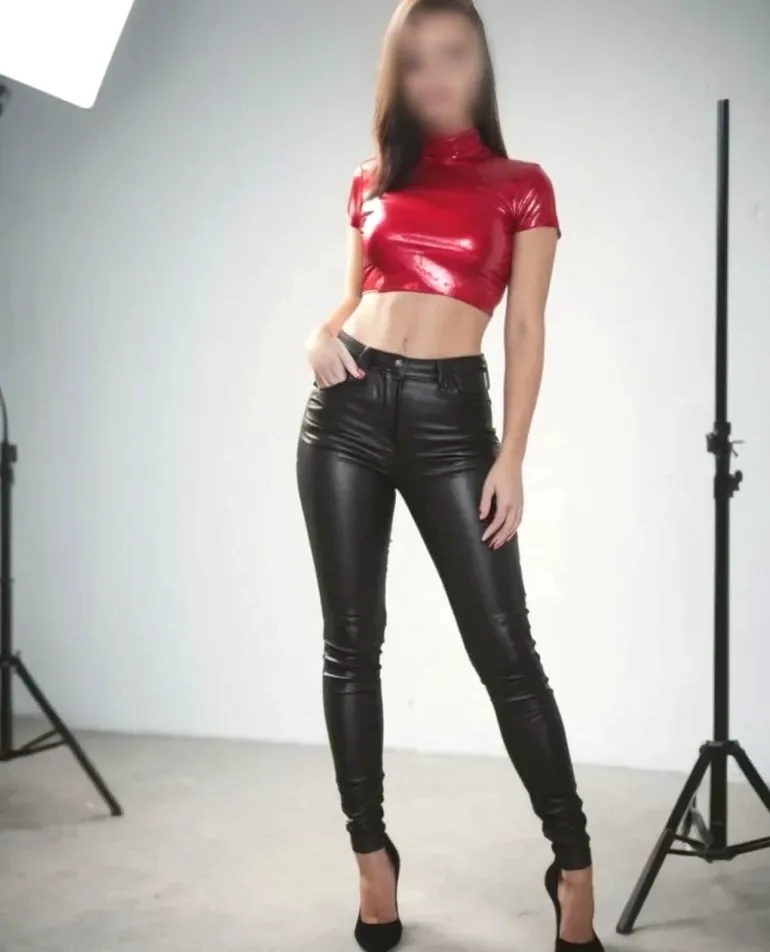 Claudia, 29