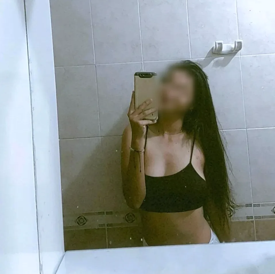Manuela, 22